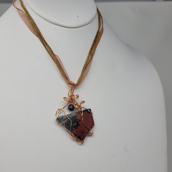 Mixed Media Necklace /Goldtone Curly Q Wiring Around Trianble Glass Piece 18" - Picture 6 of 8